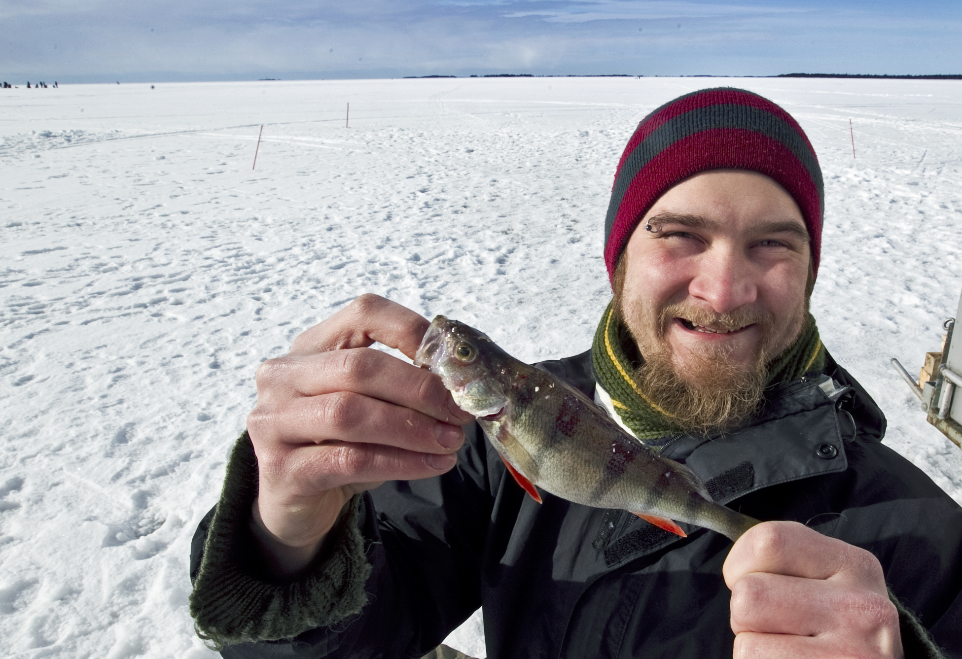 NoneParoc-pilkkijoukkueen Sami Heikkinen sai ensimmäisen ahvenensa heti viimeisen kilpailuerän alkumetreillä sunnuntaina iltapäivällä. 
