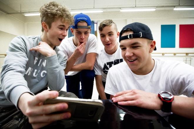 Mikko Peltomäki, Kalle Reini, Frej Forsen ja Nicklas Petersson katselevat netistä tanssivideoita. Videot viihdyttävät, mutta lisäksi niistä oppii uusia liikkeitä. KUVAT: EETU SILLANPÄÄ