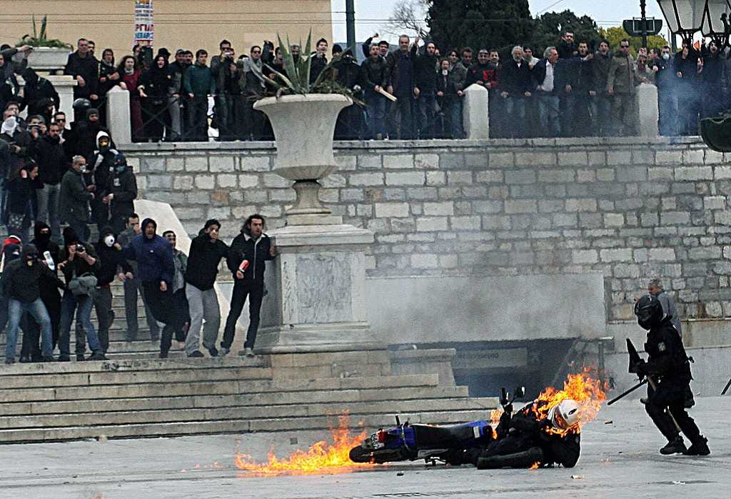 Molotovin coctail sytytti poliisimiehen tuleen Kreikan parlamenttitalon edessä Ateenassa.