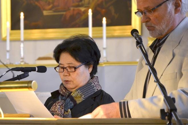 Pohjoiskorealaisen rouva Byunin tulkkina toimi Juhani Huotari, joka on Marttyyrien Ääni ry:n lähetysjohtaja. KUVA: HANNELE YLI-VIITALA