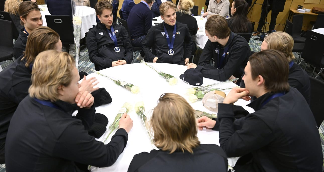 Alle 20-vuotiaiden jääkiekkomaajoukkueen pelaajia keskellään Aron Kiviharju mitalikahveilla lentokenttähotellissa Vantaalla joukkueen palattua Suomeen 7. tammikuuta 2025. Suomi voitti hopeaa Kanadassa MM-kisoissa. LEHTIKUVA / HEIKKI SAUKKOMAA