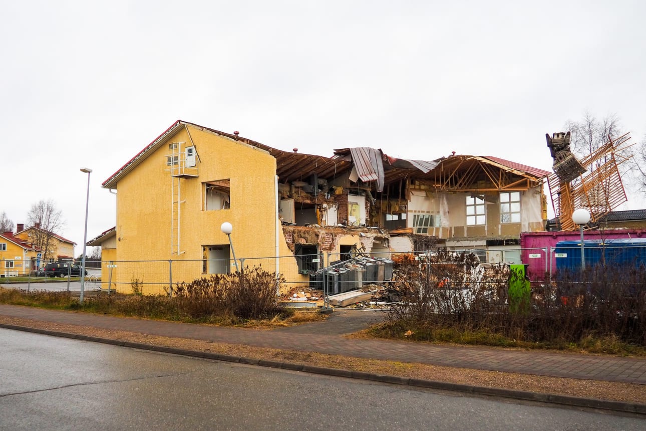 Sallan Osuuspankin osittain noin 70-vuotiasta toimitaloa puretaan ja tontti laitetaan myytiin ensi vuoden aikana.