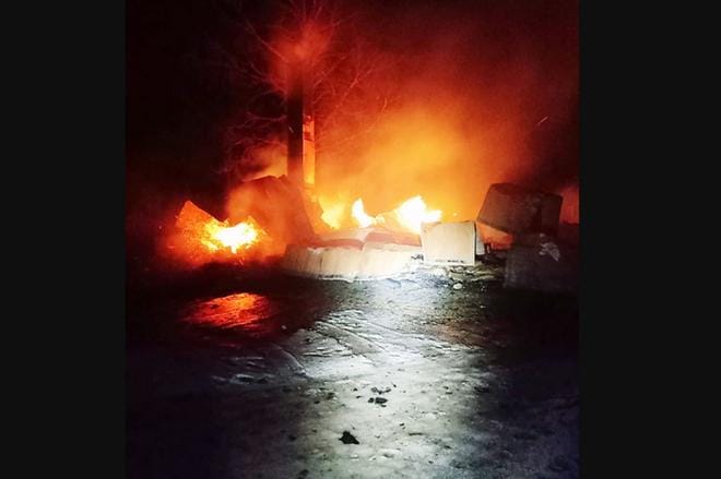 Tämä oli näky palokunnan saapuessa palopaikalle. Rakennus paloi maan tasalle. Henkilövahinkoja ei tullut. KUVA: ETELÄ-POHJANMAAN PELASTUSLAITOS