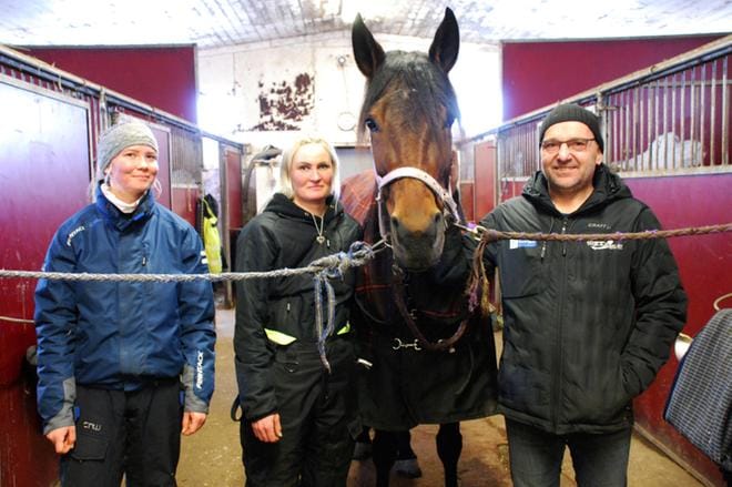Jouko Pollarin omistama Ranch Rocky Road on Taija Mäki-Mustapään valmennuksessa. Sen hoitajana toimii Henna Järvinen (vas.). KUVA: EEVA-LIISA KULJU