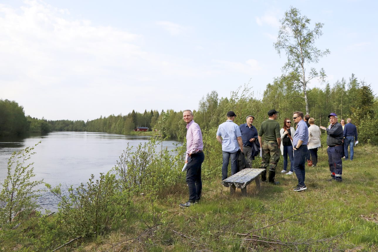 Iijoen neuvottelukunta kävi tarkastelemassa Livojoen putaita, jotka ovat umpeutumassa. Hankkeistamalla voitaisiin jotain asian hyväksi tehdä, arveli neuvottelukunnan kehittämiskoordinaattori Lauri Rantala (vas.).