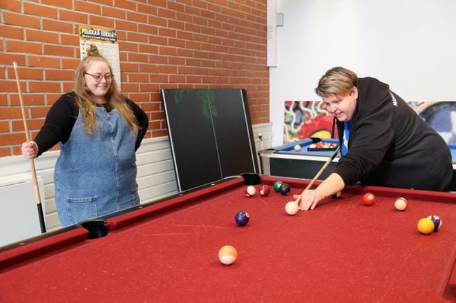 Essi Pöytälaakso ja Mervi Ylinen ovat nuorisotiloilla pelkkänä korvana, jos nuoret niin haluavat. He ovat myös valmiita pieneen biljardimatsiin. KUVA: ANU NAHKALA