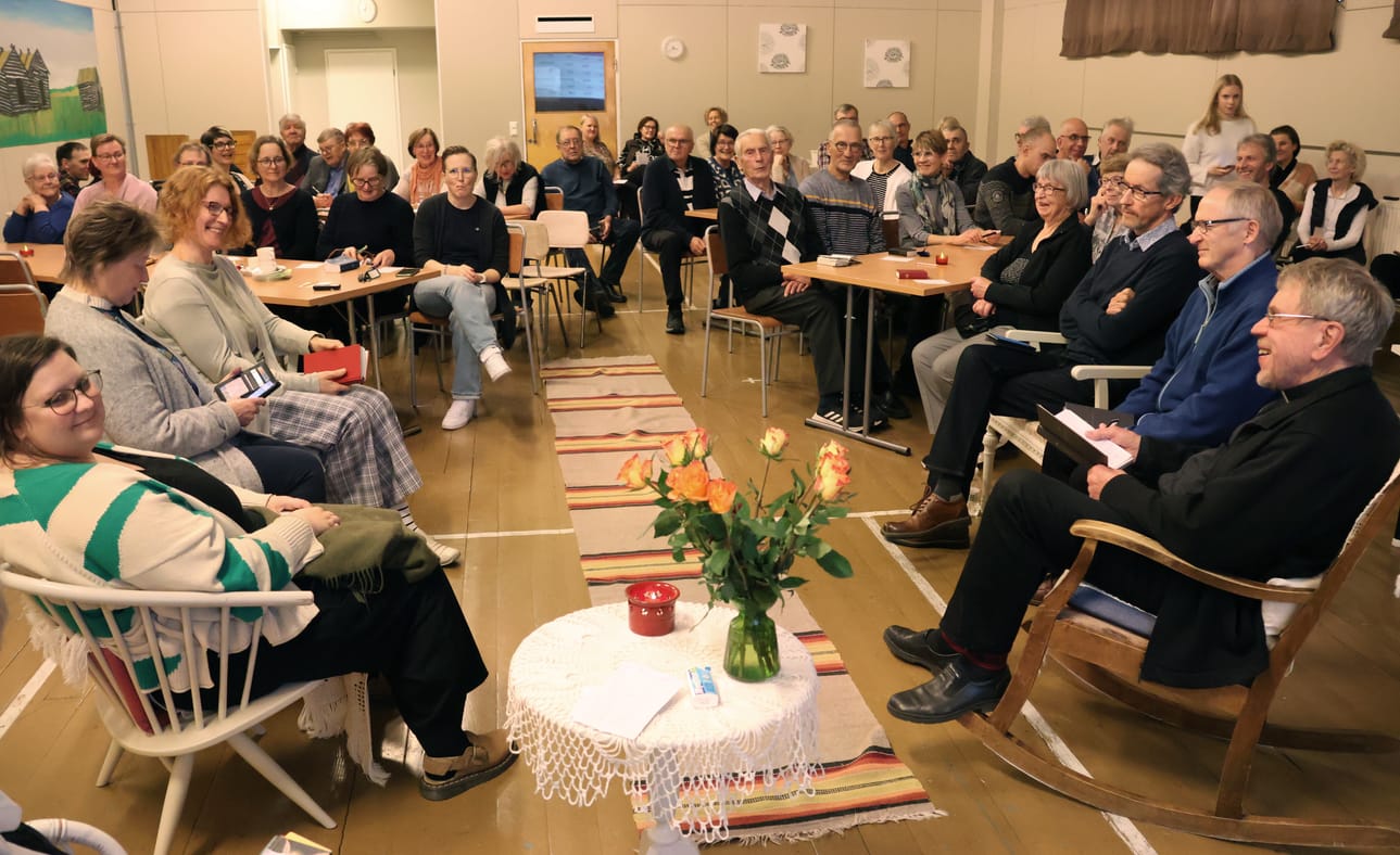 Kylätalo Tempauksen sali täyttyi yleisöstä, joka myös sai arvailla, mikä virsi kuului kenellekin kutsuvieraalle. Väkeä motivoi lupaus pienestä palkinnosta kuusi oikein veikanneille. Ennen varsinaisen ohjelman alkua läsnäolijat nauttivat kyläseuran väen keittämät kahvit.
