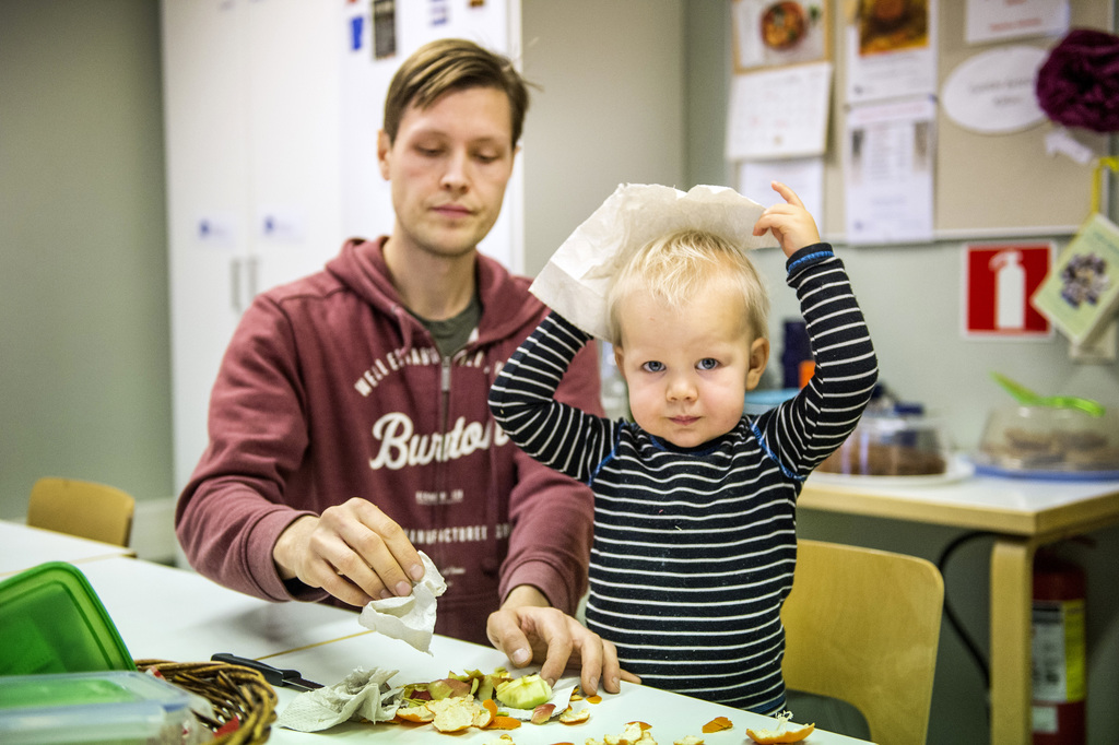 Vesi maistuu kaksivuotiaalle Roopelle. Tomi Vuorensola kertoo, että perheessä käytetään maitotuotteita, mutta ruokajuomaksi on valittu vesi.