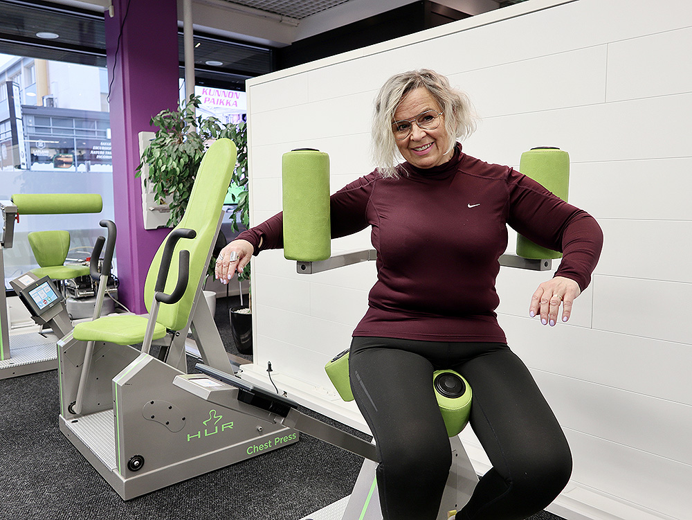Anne teki 58-vuotiaana paluun salille: “HUR on ihanan helppo tapa aloittaa kuntosaliharjoittelu”