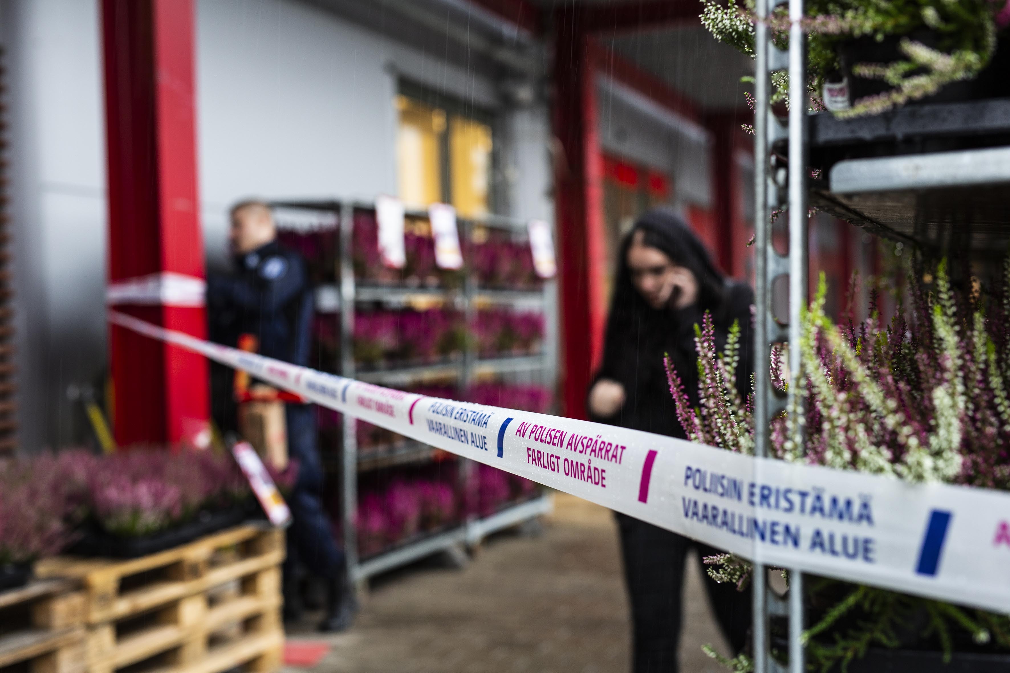 Poliisi eristi kauppakeskuksen alueen teon jälkeen.