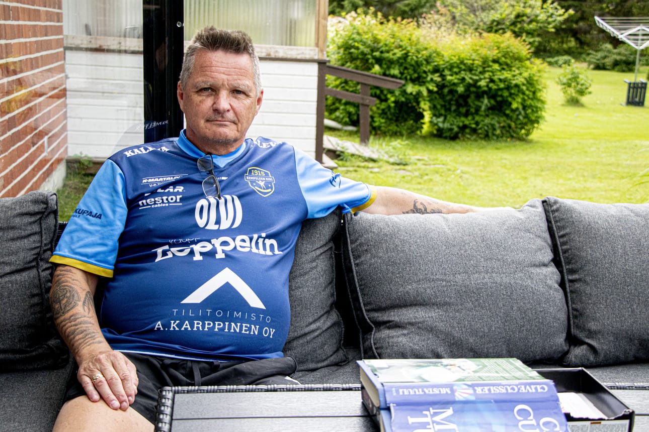 Lasiterassin sohva on Hannu Mällisen lempipaikka. Siellä hän istuu lukemassa ja nauttimassa kesäpäivistä.