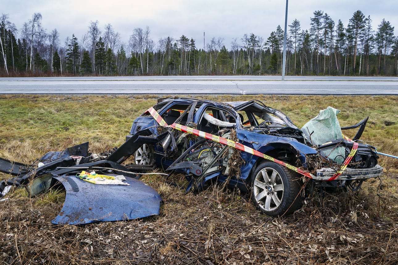 Auto tuhoutui onnettomuudessa täysin.