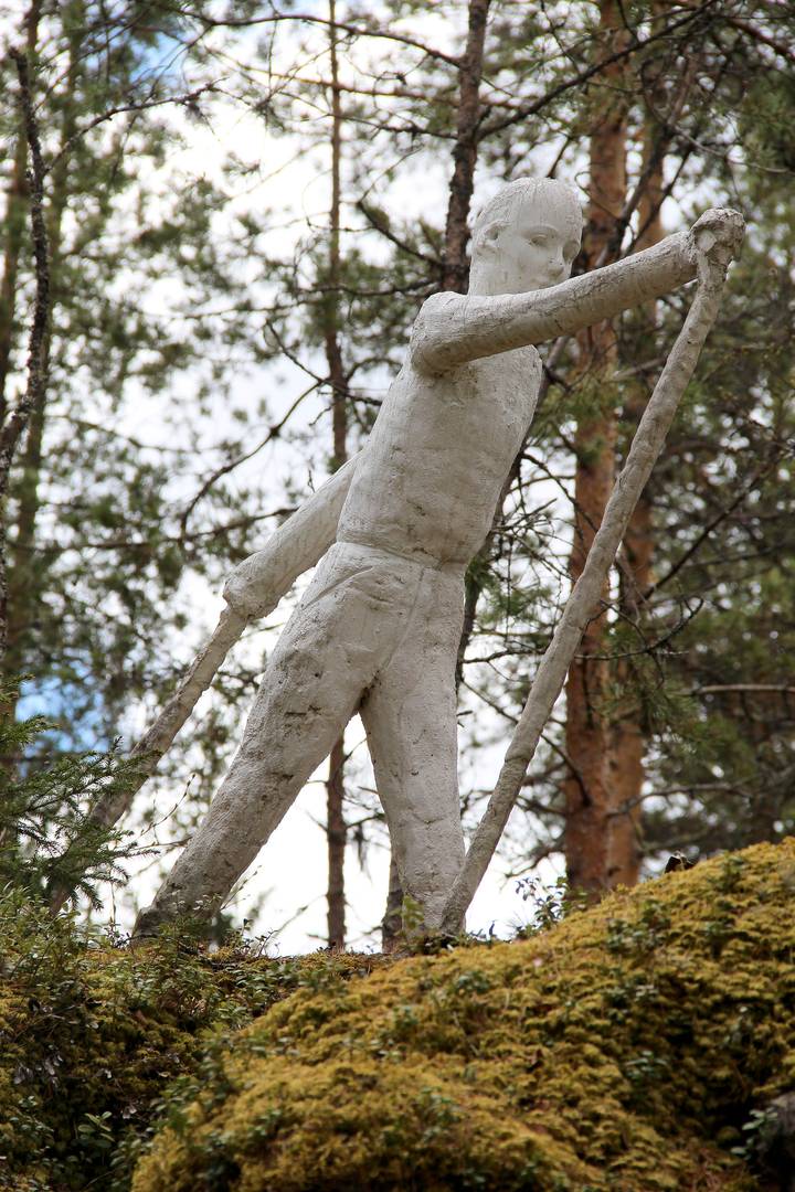 Hiihtäjäpatsas on veistospihan uusin teos. Se sijaitsee ehkä pihan korkeimmalla kohdalla ja sinne on Saukon mukaan alueen lapset aikoinaan kiivenneet mäenlaskuun.