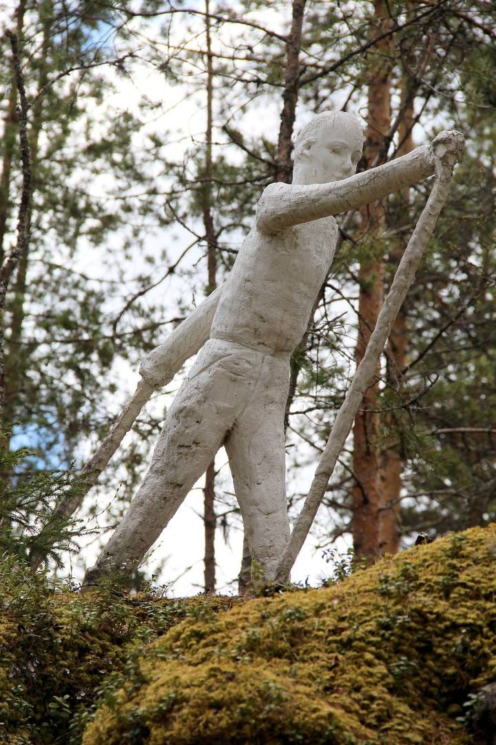 Hiihtäjäpatsas on veistospihan uusin teos. Se sijaitsee ehkä pihan korkeimmalla kohdalla ja sinne on Saukon mukaan alueen lapset aikoinaan kiivenneet mäenlaskuun.