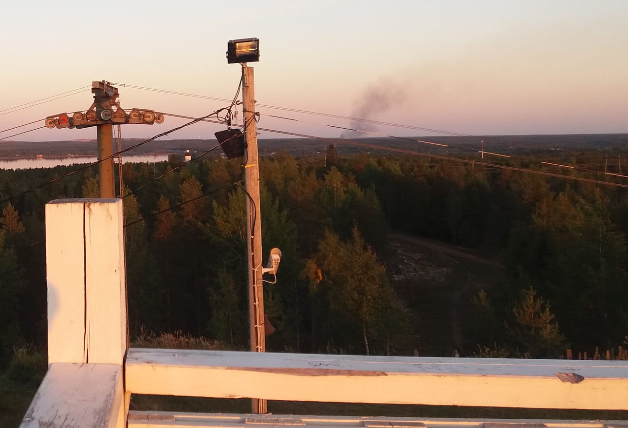 Tulipalon savupatsas näkyi Kallinkankaan näköalatornille. Kuva on otettu lauantaina illalla kello 20, noin puoli tuntia hälytyksen jälkeen. Lukijan kuva.