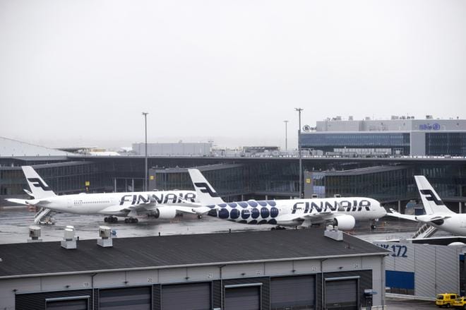 Finnair on lentänyt Britanniaan kiellon aikana vain toiseen suuntaan, ja Helsinkiin koneet ovat palanneet tyhjinä. Irlantiin Finnair on lentänyt muutaman kerran viikossa, mutta Etelä-Afrikasta Suomeen ei suoria lentoja ole. KUVA: Arttu Laitala/arkisto