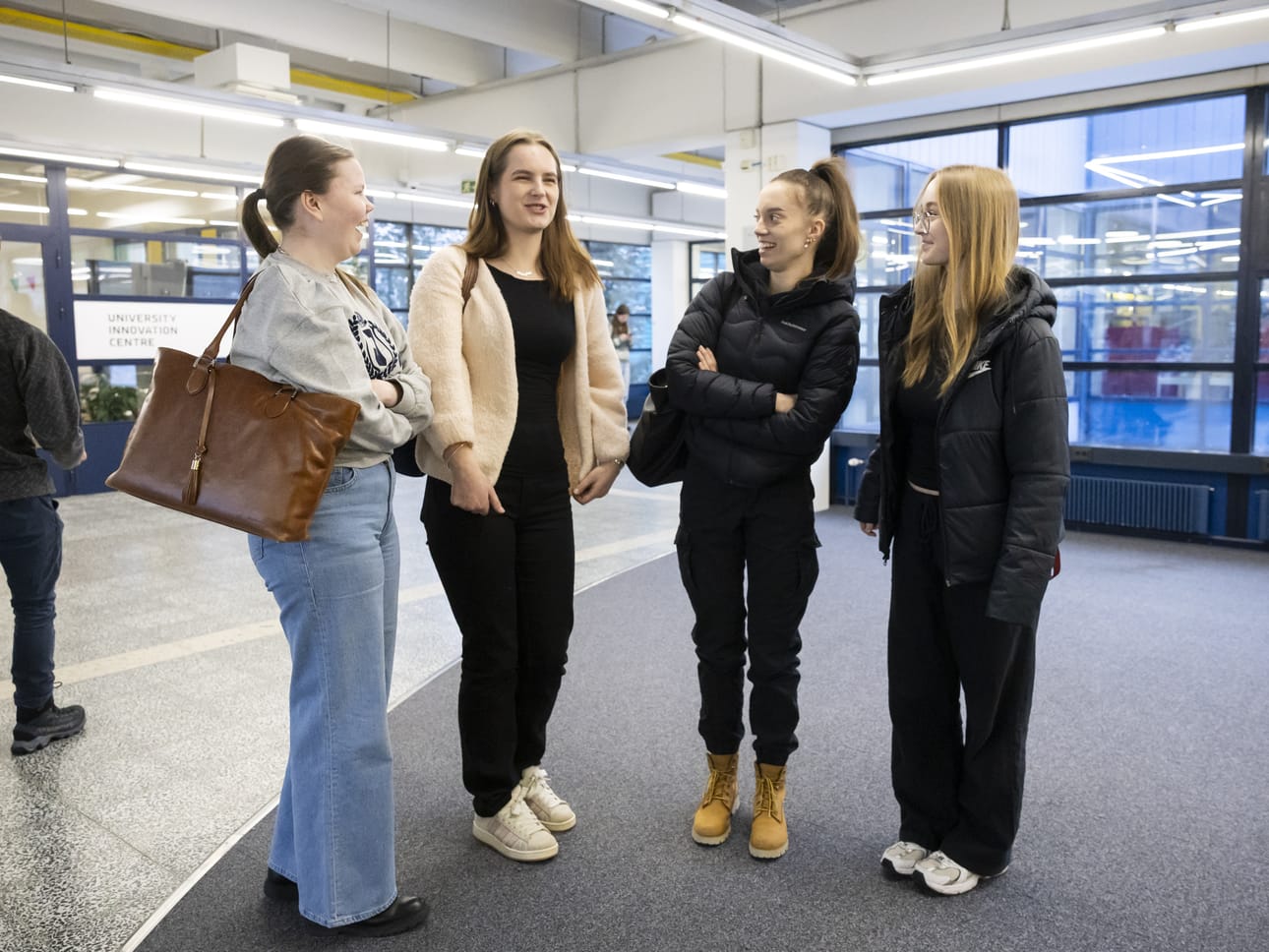 Oona Valkoja (vas.), Amelia Nurkkala, Ira Pekkarinen ja Laura Barsk ovat tuoreita ympäristötekniikan opiskelijoita. He vasta pohtivat, mihin ensimmäisen vuoden opiskelija vois kesällä työllistyä.