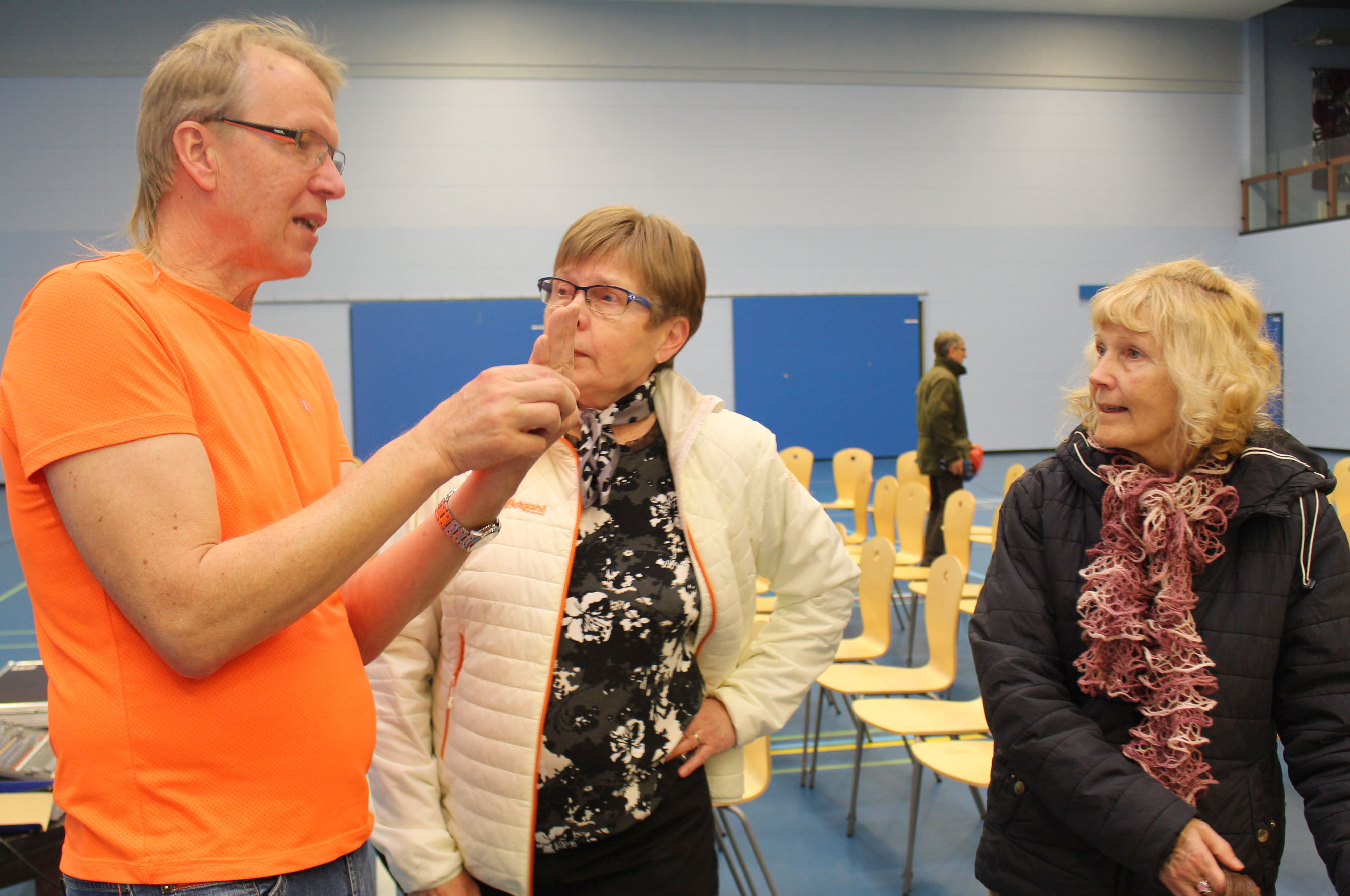 Eila Aho ja Kirsti Lehtosaari esittivät Kiminkiselle useamman kysymyksen. Heitä kiinnosti muun muassa kolesterolilääkkeen käyttöön liittyvät asiat.