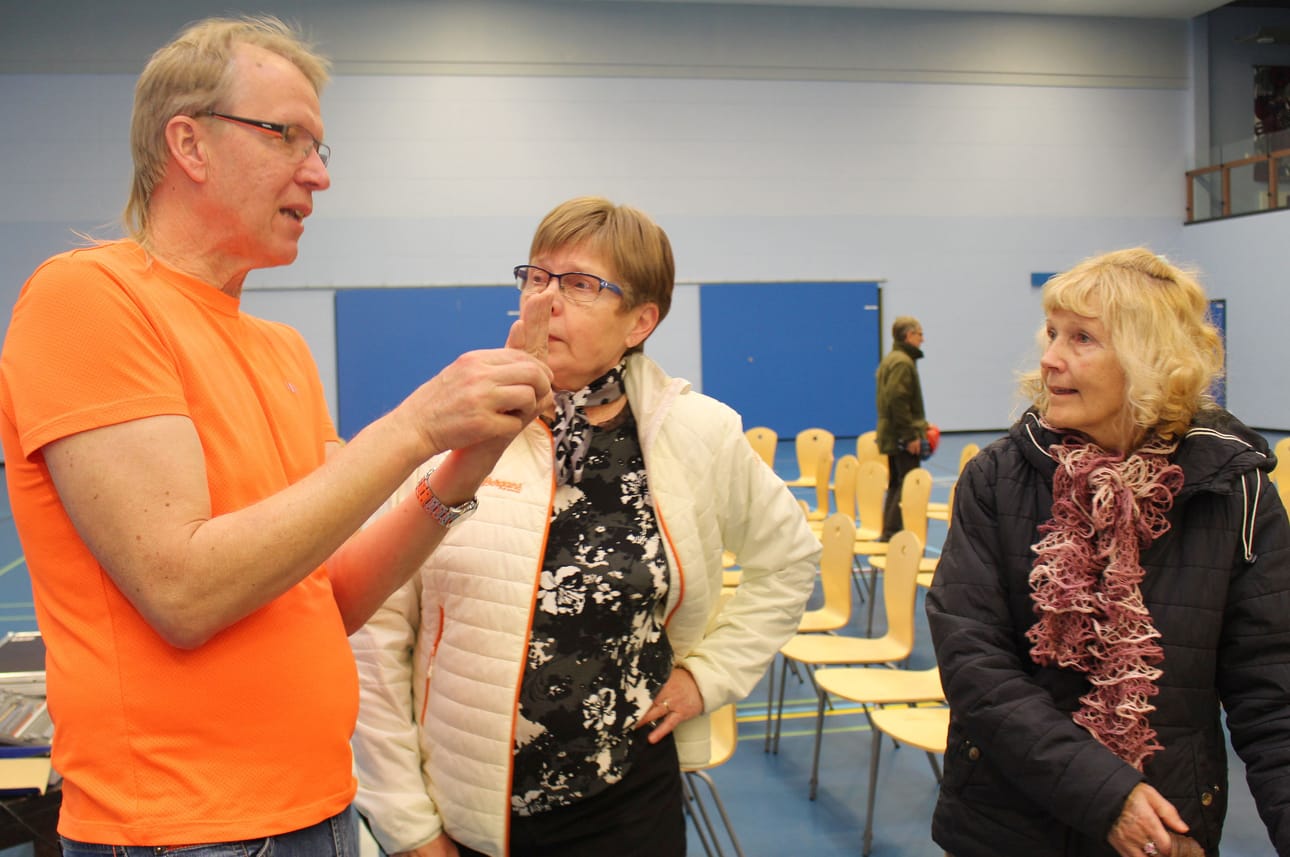 Eila Aho ja Kirsti Lehtosaari esittivät Kiminkiselle useamman kysymyksen. Heitä kiinnosti muun muassa kolesterolilääkkeen käyttöön liittyvät asiat.