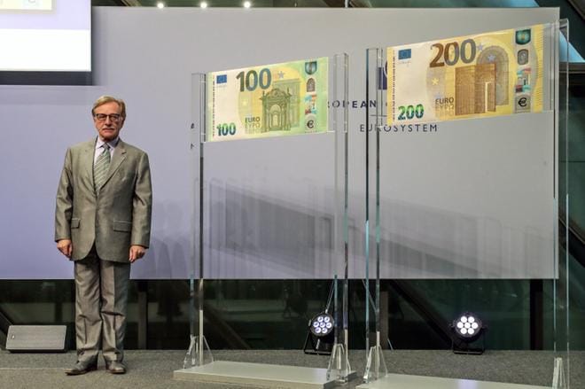 EKP:n johtokunnan jäsen Yves Mersch esitteli uudet sadan ja kahdensadan euron setelit. KUVA: ARMANDO BABANI