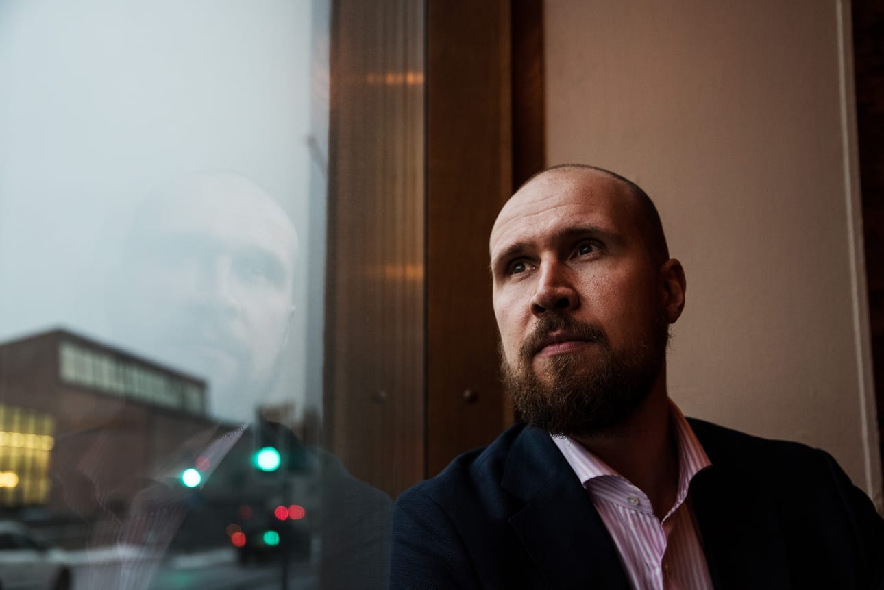 Vihreiden puheenjohtaja Touko Aalto tarkentaa, että puolueen esittämän kokeilun piiriin saatettaisiin vähintään 10 000 ihmistä eri puolilta Suomea. Sen piiriin otettaisiin myös työssä käyviä, eri ammateissa toimivia ihmisiä.