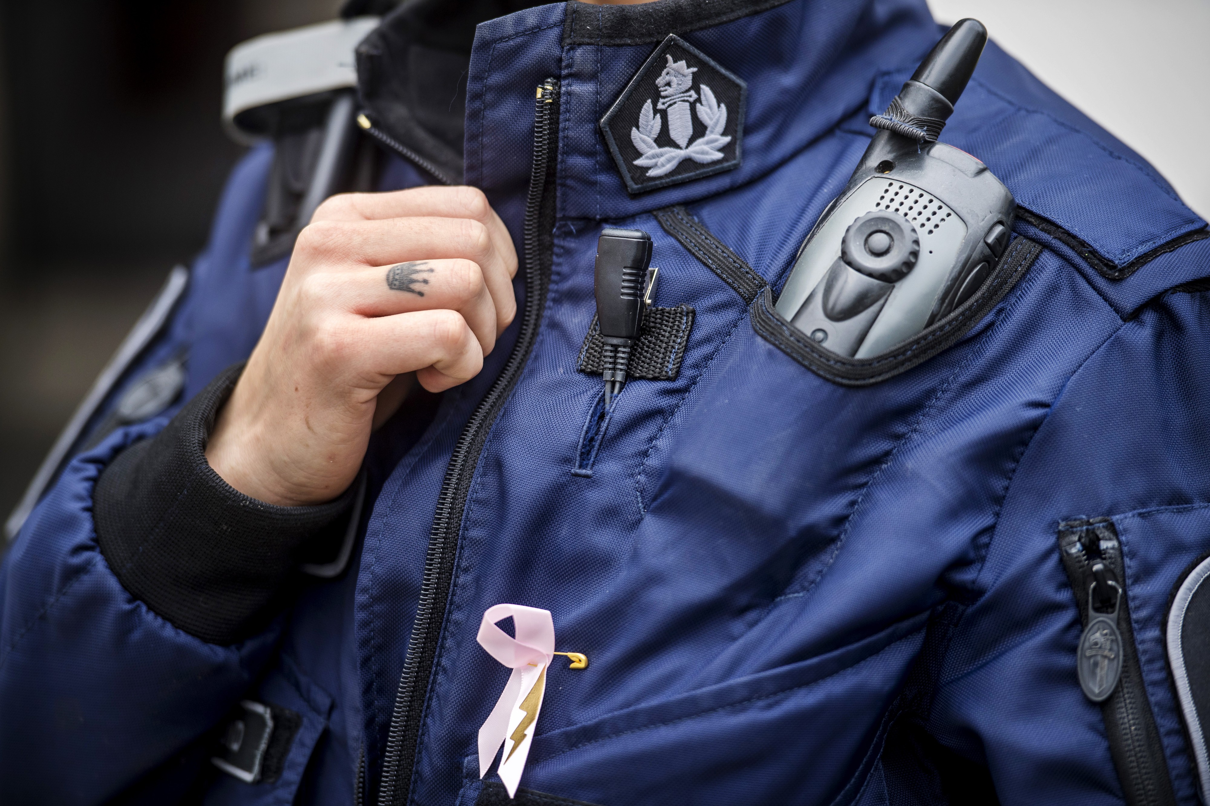 Poliisihaalarin viranomaispuhelimelle ja siihen liittyvälle korvanapille varta vasten suunnitellut taskut saavat poliiseilta kehuja.