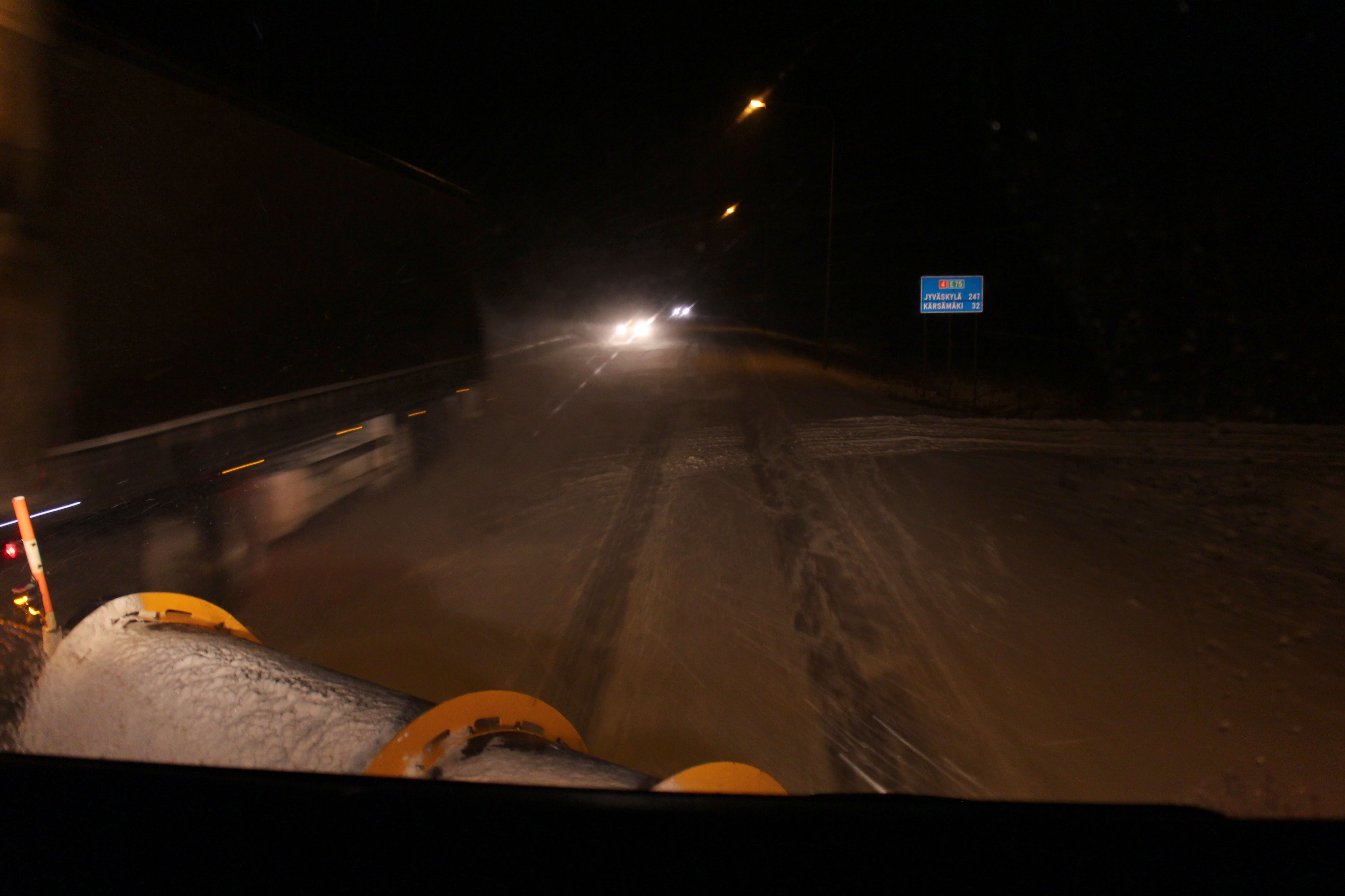 Tienhoitoauton kuljettaja ei ole Nelostiellä liikenteessä yksin edes yöllä. Puolen yön kahta puolta liikennettä riittää Rantsilan ja Leskelän välillä.