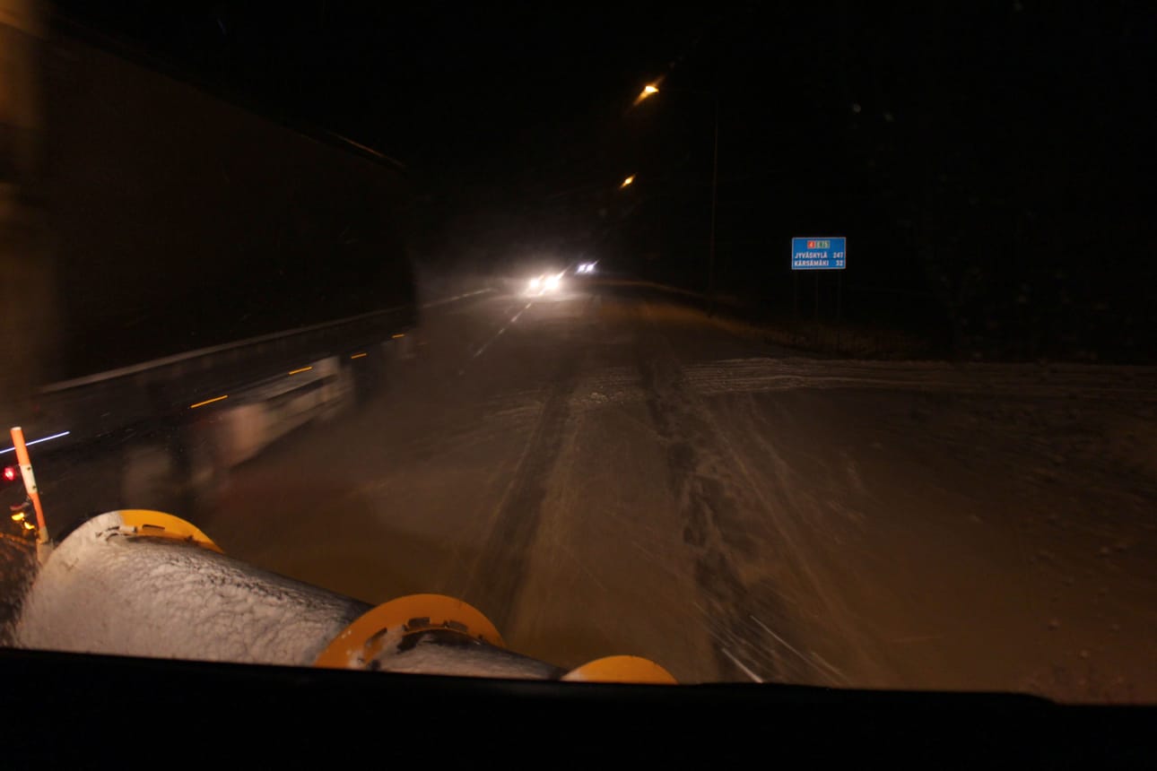 Tienhoitoauton kuljettaja ei ole Nelostiellä liikenteessä yksin edes yöllä. Puolen yön kahta puolta liikennettä riittää Rantsilan ja Leskelän välillä.