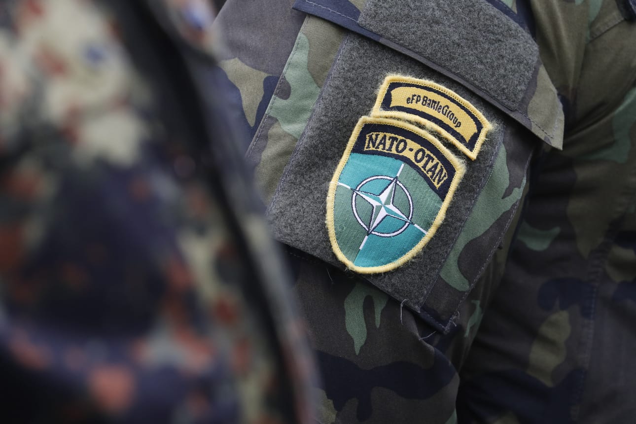 Puolustusliitto Naton hihamerkki on osa taisteluosaston sotilaan varustusta. Kuva on otettu Liettuan Ruklan sotilastukikohdassa. Arkistokuva.