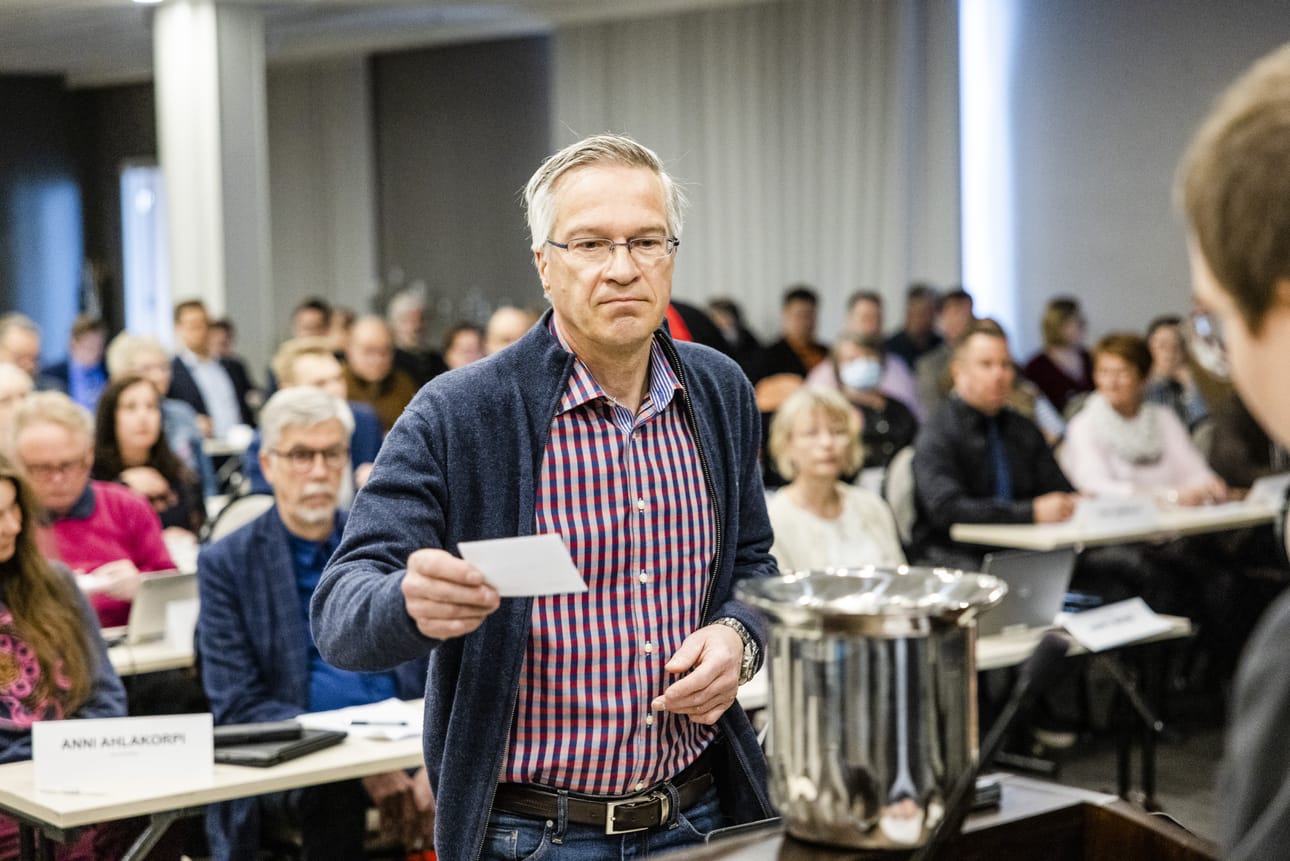 Kari Askonen esitti, että hyvinvointijohtajan esitys hyväksytään muilta osin, mutta että sopimuksen voimassaoloa ei pidennetä lain sallimaan maksimiin. Arkistokuva aluevaltuuston kokouksesta.
