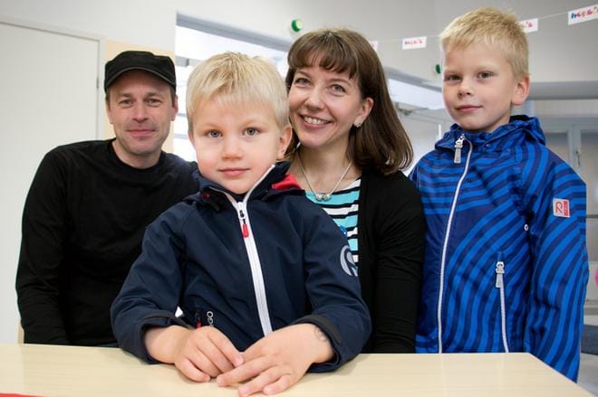 Jani ja Anne Mikkolan pojat Jaakko ja Markus (oik.) tulivat sunnuntaina liikuntahallille Hopsis-tapahtumaan. KUVA: JORMA HAVULA