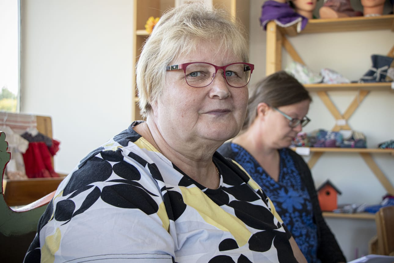 Maija Pitkänen on mukana Kuutostiimissä, jonka myymälä on Raahessa. Pitkästen Vesalan marjatilalla tuotetaan mehuja, hilloja ja marmeladia omista marjoista.