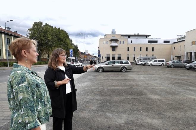 Aila Taivalmäki ja Tiina Leppänen pohtivat, miltä Veteraaniaukio näyttää tulevaisuudessa. Suunnittelukilpailu tontin rakentumiseksi alkaa syksyllä. KUVA: JOUKO HÄNNINEN