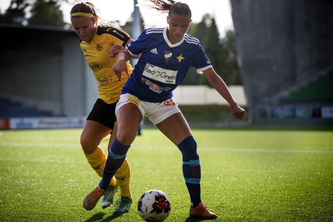 VIFK:n Katariina Ketonen pyrki pitämään pallon poissa IK Myranin Laura Wentjärven ulottuvilta. KUVA: OUTI NEUVONEN