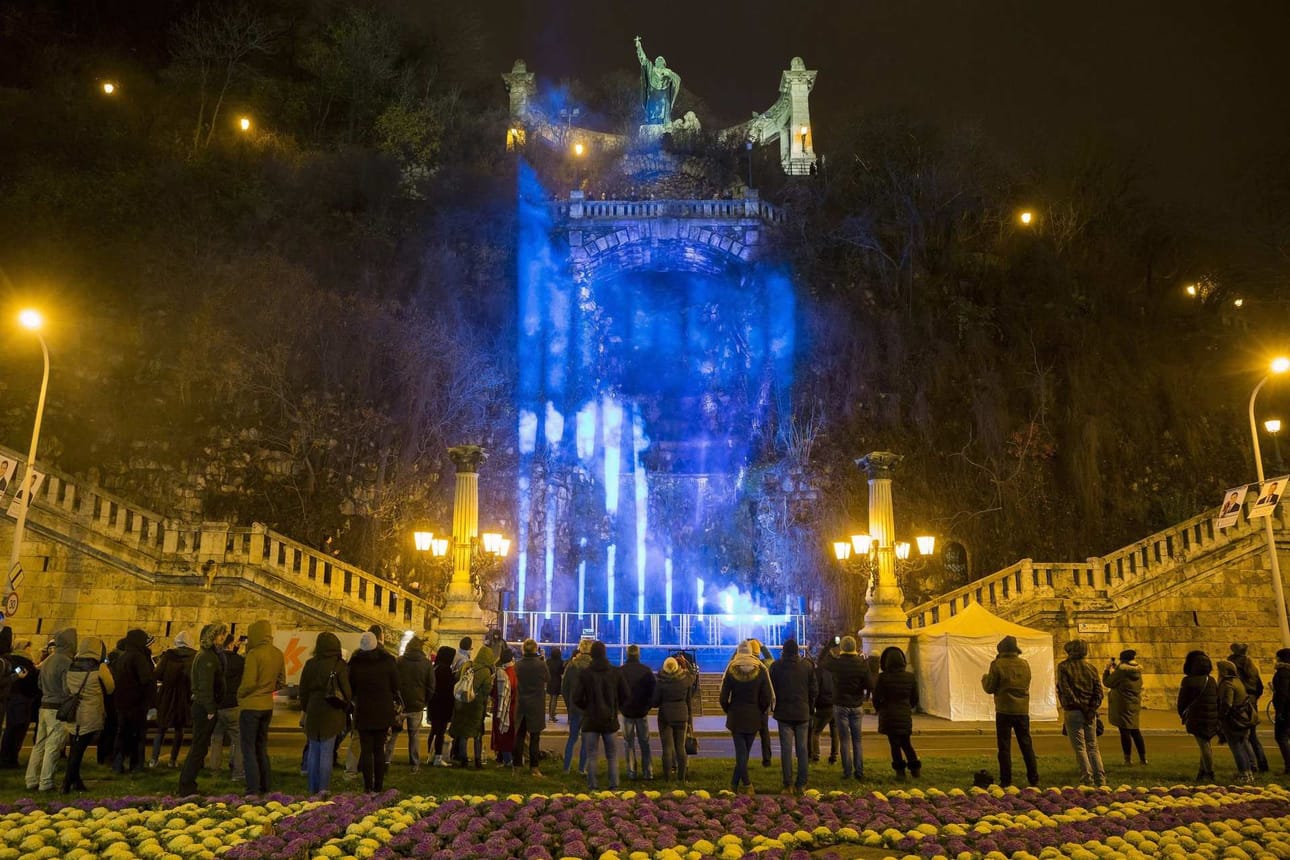 Budapestissä myös Bishop St. Gellert -patsaan luona vesiputos sai väriä Suomi 100-hengessä. Tekijät halusivat muistaa Suomen revontulia.