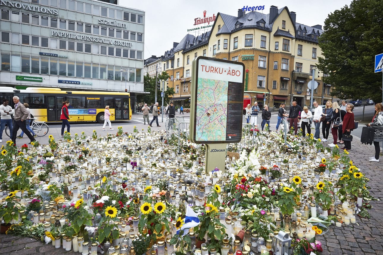 Kehitteillä oleva varoitusjärjestelmä olisi ollut käyttökelpoinen Turun joukkopuukotuksen yhteydessä. Poliisi kehotti tuolloin kaupunkilaisia välttämään keskustassa liikkumista, kunnes vaara oli ohi. Kännykkään jatkossa tulevat varoitusviestit tekevät tiedottamisesta tehokkaampaa.