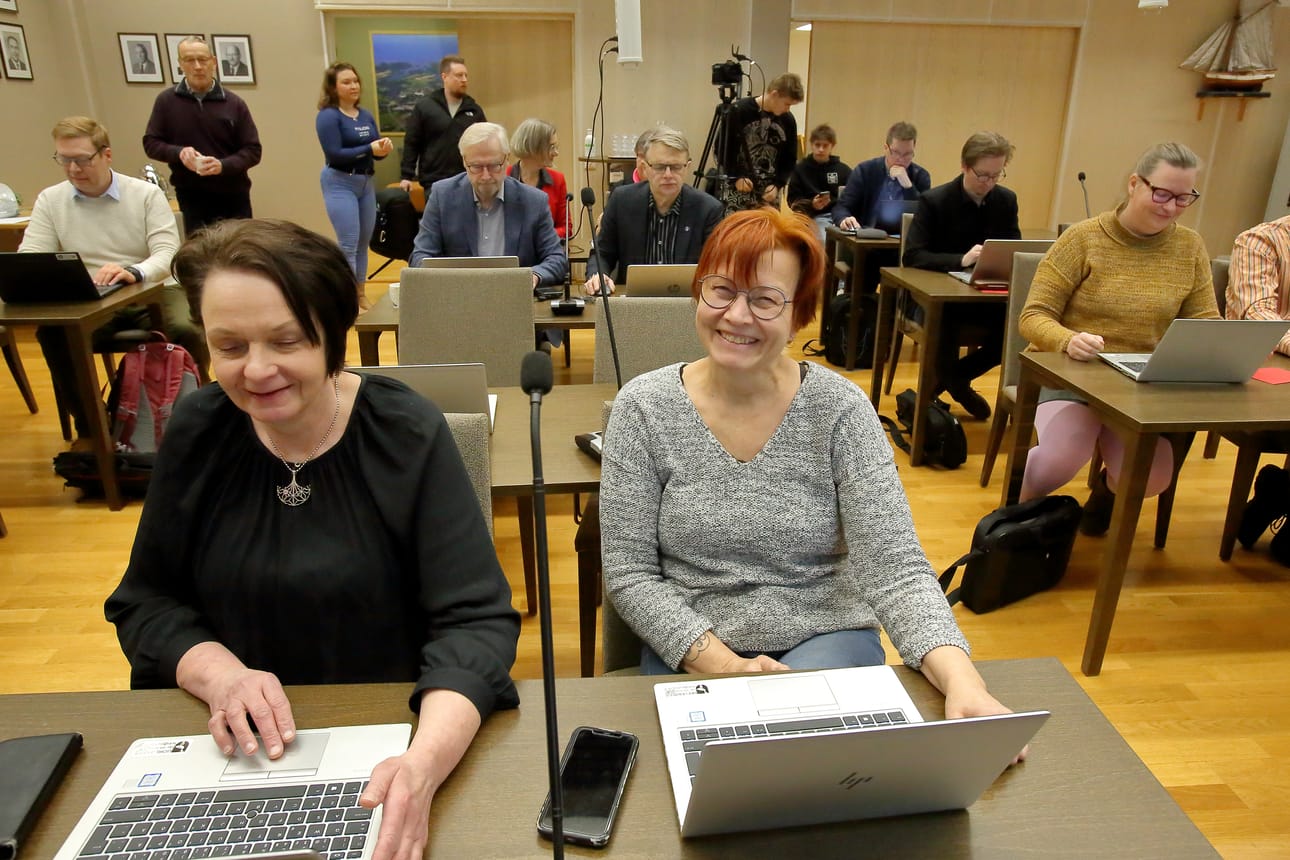 Pyhäjoen kunnanvaltuusto kokousti virastotalossa viimeisen kerran hyvissä tunnelmissa. Etualalla keskustan Saara Kestilä ja Tuula Sarpola.