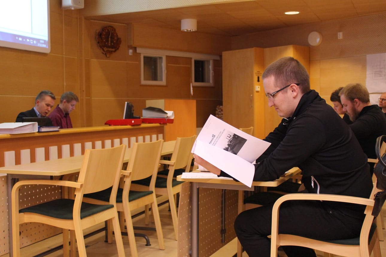 Pyhännän kunnanvaltuusto perehtyi vuoden 2019 tunnuslukuihin budjettikokouksessa, jossa talousarviokirjaa selaava Teemu Aitto-oja kysyi, olisiko sosiaalipalveluiden omana toimintana tuottaminen tullut halvemmaksi kuin Helmestä palvelun osto.
