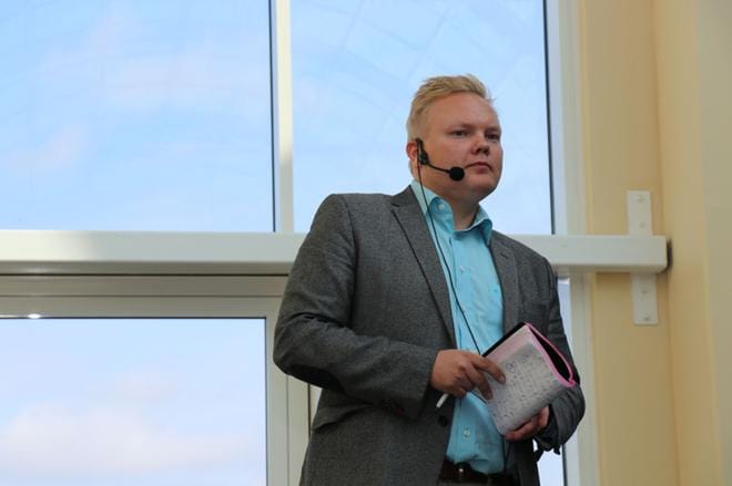 Antti Kurvinen veti Keskustan puheenjohtajatentin Alahärmässä elokuussa 2019. Tentattavana olivat tuolloin puheenjohtajakandidaatit Antti Kaikkonen ja nykyinen puheenjohtaja Katri Kulmuni. Antti Kurvinen ilmoitti tänään, ettei lähde tavoittelemaan Keskustan puheenjohtajuutta Oulun puoluekokouksessa. KUVA: MARIANNE LÄHDE