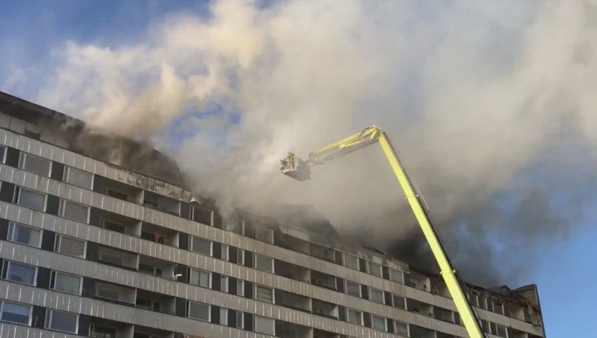 Kerrostalon raju tulipalo on levittänyt sankkaa savua laajalle alueelle - katso video