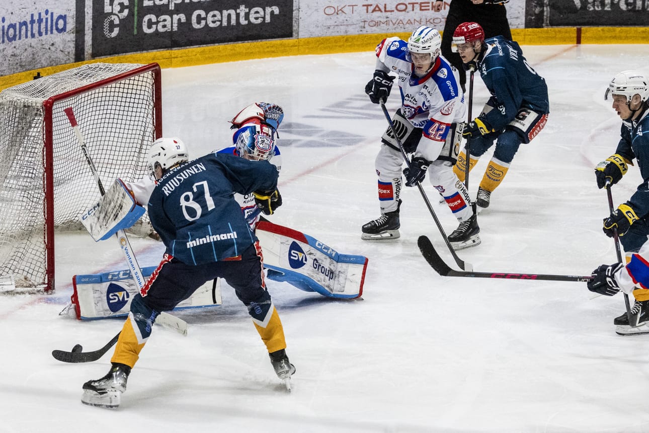 RoKi oli lauantaina äärettömän tehoton. Rasmus Ruusunen sai tästä tilanteesta kiekon maalivahdin ohi, mutta kiekko lipui ohi joko rautojen kautta tai suoraan takakulman ulkopuolelle.