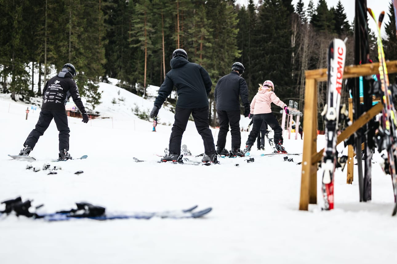 Simpsiön hiihtokeskuksen yksi hissi oli poissa käytössä viikonloppuna, kun laskettelija vedätti hissiä. Arkistokuva.