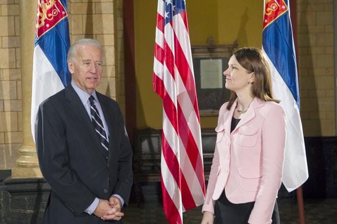 Pääministeri Mari Kiviniemi tapasi Joe Bidenin vuonna 2011, kun Yhdysvaltain varapresidentti vieraili Suomessa. Bidenin valinta vie poliittista keskustelua kohti faktapohjaisuutta, Kiviniemi arvioi. KUVA: PEKKA SIPOLA