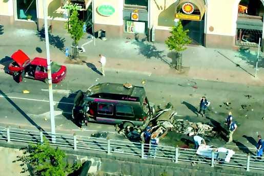 Poliisi tutki räjähdyksen jälkiä hotelli Helkan edustalla Helsingissä 16. heinäkuuta 2002.
