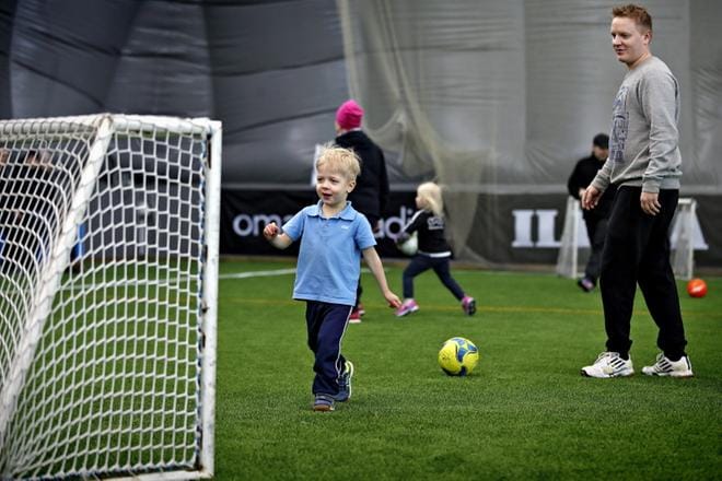Aleksanteri Korkea-aho marssi maaliin poimimaan ylänurkasta isä Antti Korkea-ahon laukauksia. Poika aloitti harrastuksen syyskaudella. KUVAT: TOMI KOSONEN