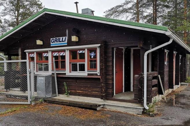 Tämä huoltorakennus siirtyy Karstulasta Lakeaharjulle ja sinne kunnostetaan esimerkiksi peseytymistiloja.