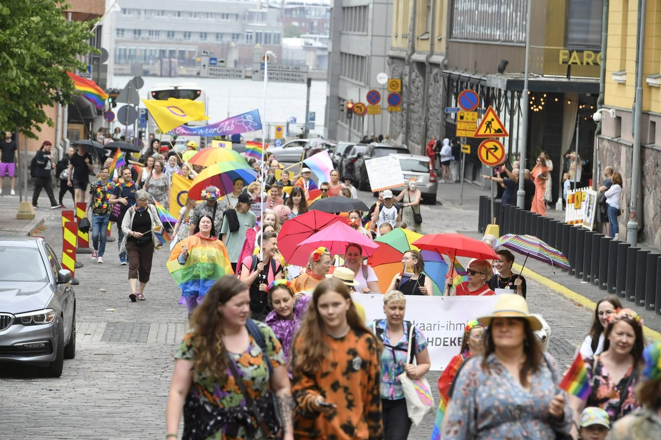 Viime vuonna Helsingin Pride-kulkueeseen osallistui lähes 100 000 ihmistä. LEHTIKUVA / Kimmo Penttinen