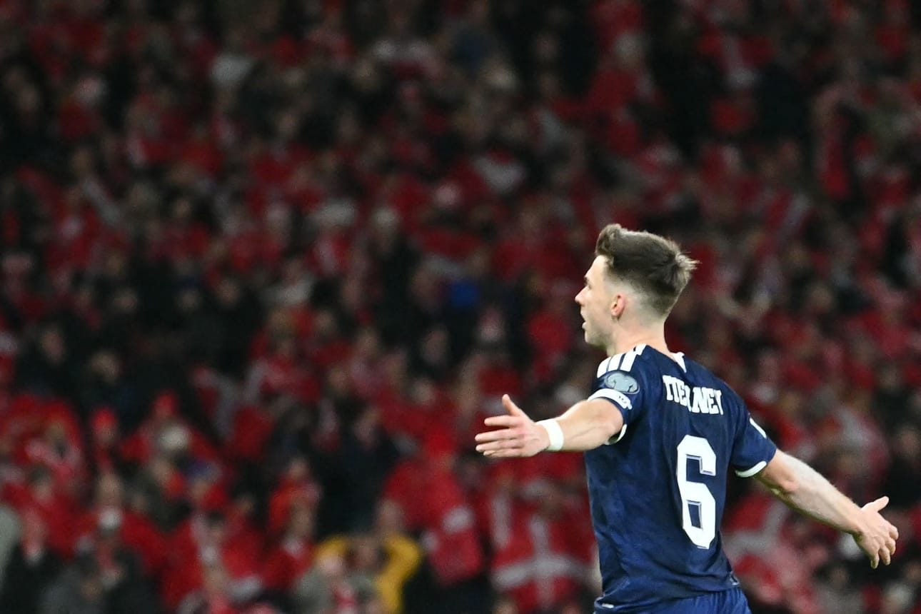 Kieran Tierney tuulettaa Skotlannin kolmatta maalia.