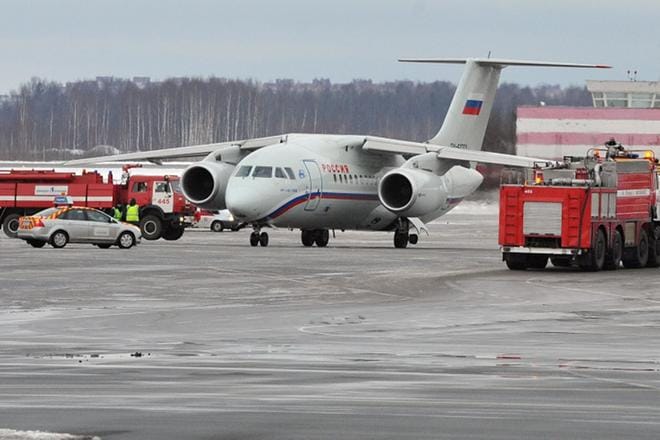 Rossia-yhtiön Antonov AN-148 Pietarissa vuonna 2012. KUVA: ANATOLY MALTSEV