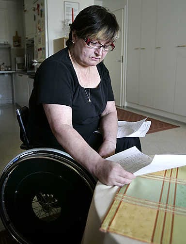 Miia Häkkisen mielestä ihminen ja inhimillisyys unohtuvat, kun päätetään vammaisten ja vanhusten kotipalveluista.